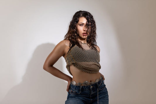 Styling Women’s Tops: From Casual Days to Glamorous Nights Out